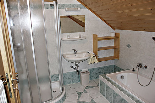 Komfortzimmer 4 mit Badewanne Badezimmer