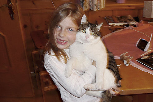 Anna hoppert die Katze Charly