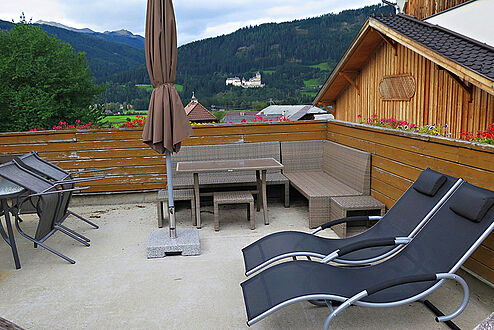 Terrasse mit Liegen, Sonnenschirm, Essecke, Griller