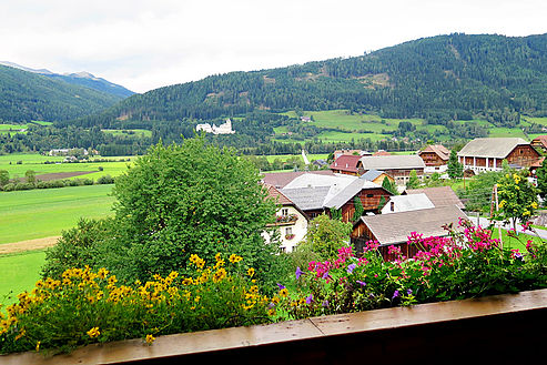 Zimmerausblick vom Balkon Komfortzimmer 3 und 4 zum Schloss Moosham und über das Dorf Pischelsdorf