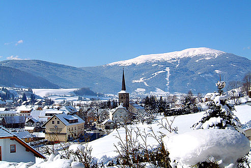 Unternberg im Winter mit Blick zum Skigebiet Aineck